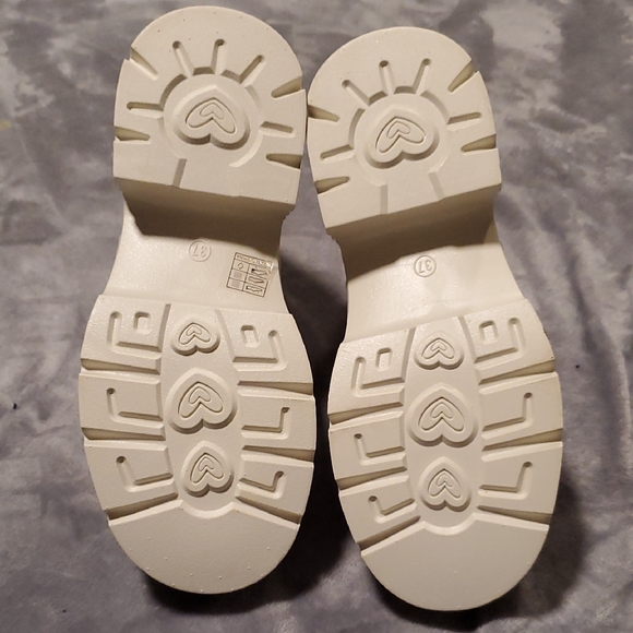 Stylish Cream Platform Ankle Boots - Picture 10 of 10